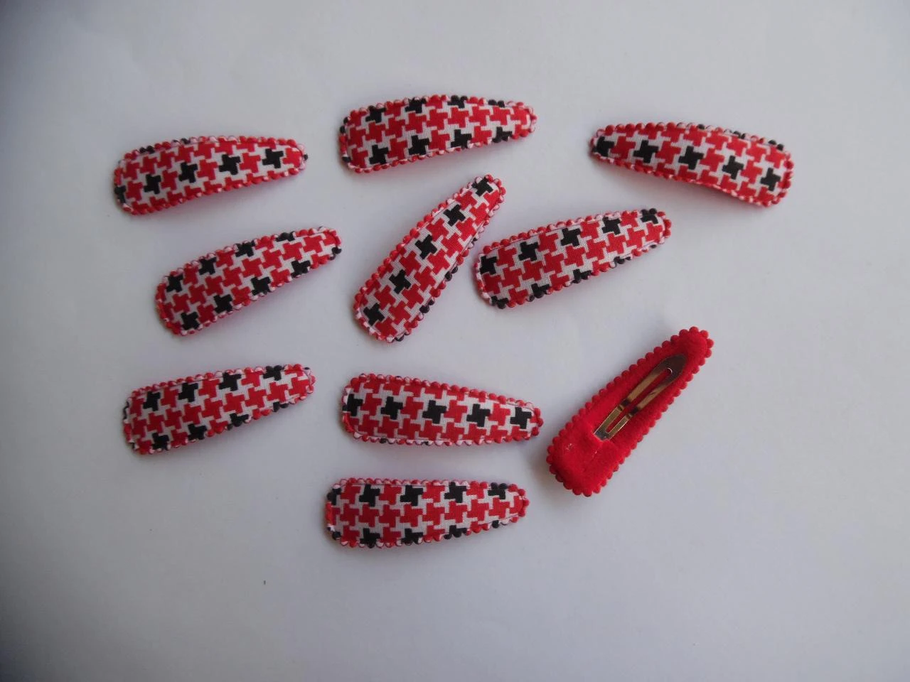 Partij 10 haarspeldjes 5 cm rood met zwarte print